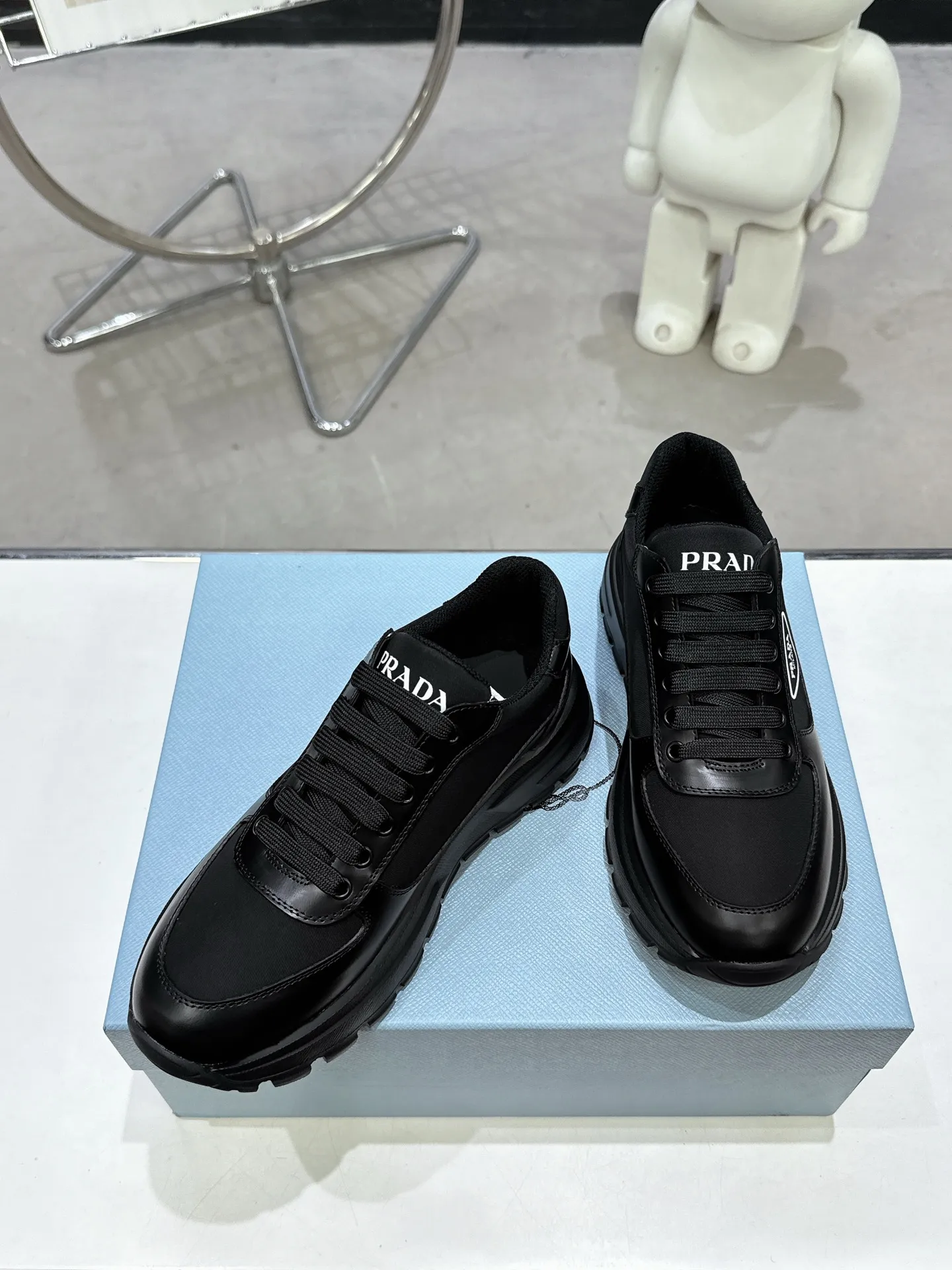 👟👟Ex-factory price 600👟👟 PRADA ²⁰²5𝐬𝐬Prada’s new product comes with strength! ❣️Many Internet celebrities have the same style, fashionable and versatile nice items, original shoes are developed and purchased from Italian counters, and are reproduced 1:1 according to the original taste. This year’s theme is not to be defined, embodying texture through simplicity💛From thick-soled sneakers to zigzag short boots to 2024 flat shoes, everything reveals a sure-fire momentum...combining gentleness and handsomeness, the finishing touch for women❤️ The top-grade open-edge beaded cowhide with imported cowhide triangle logo is consistent with the original version, the wear-resistant and ultra-light two-color outsole, and the sheepskin lining are breathable and comfortable. ⚛Size: Women's 35-40 ⚛Size: Men's 39-45 Original packaging accessories. ⚛